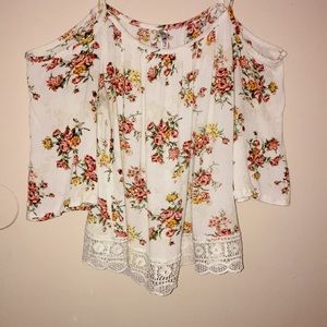 I am selling a cute floral top from Beautees.It’s a large and in great condition